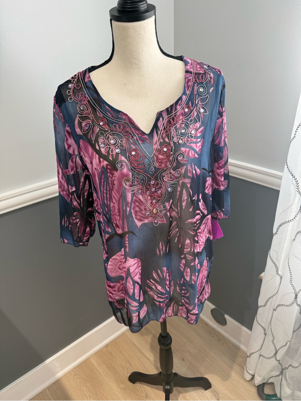 Eder by Anna sheer, multi-colored floral tunic top with split V-neckline Medium